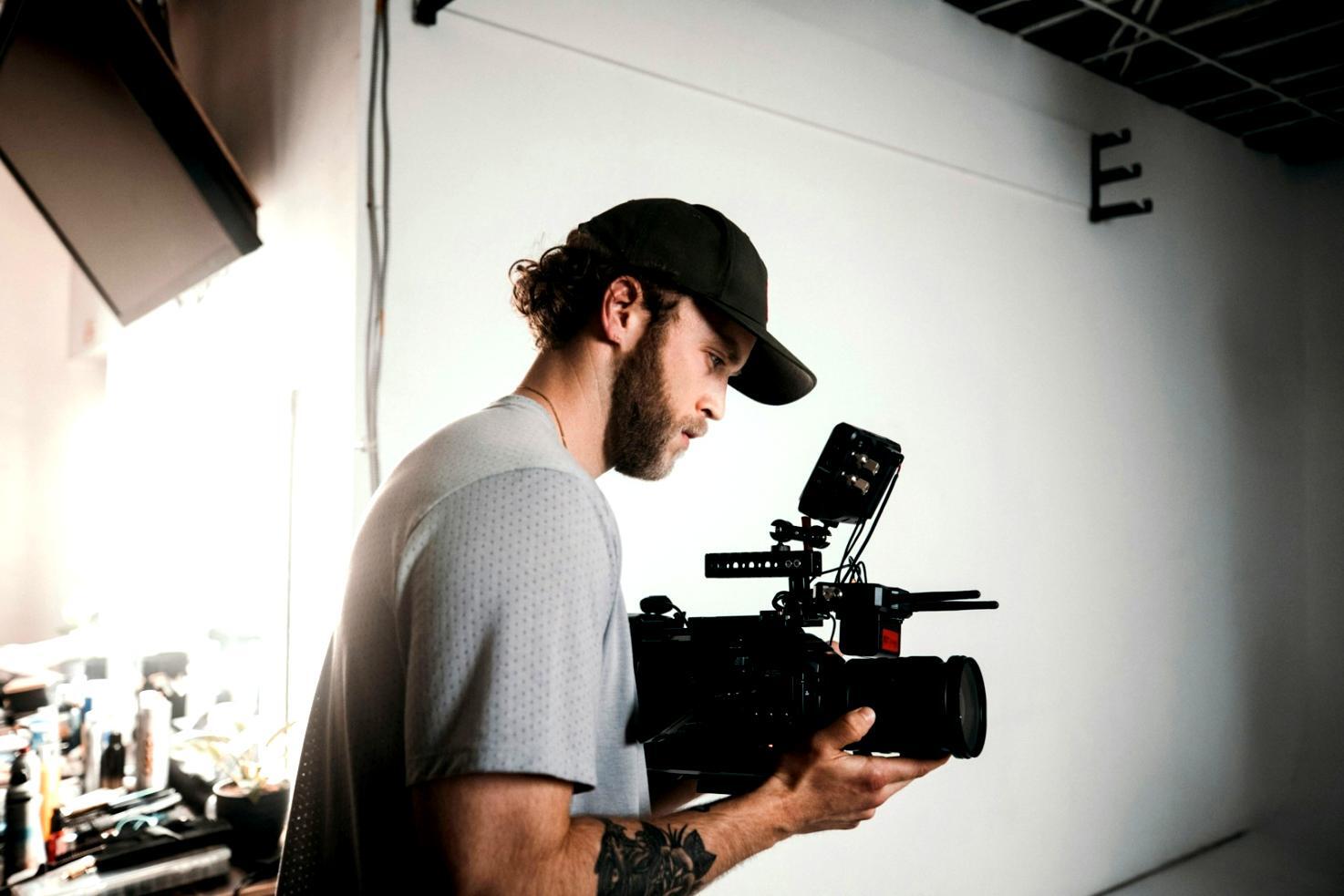 Grupo de fotógrafos trabajando colaborativamente en sesión de estudio